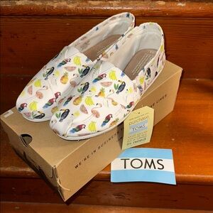 NIB TOMS Classic White Canvas Printed Parrots 🦜 Shoes Size 9